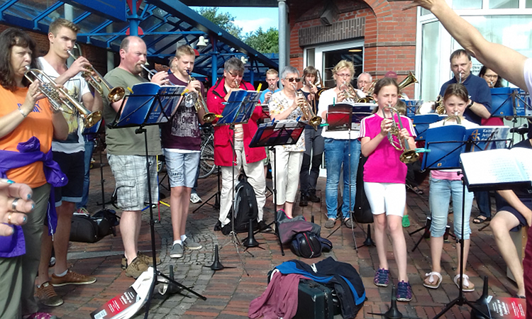 Abschiedsständchen am Bahnhof