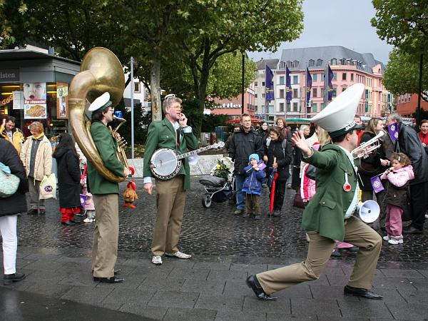 Mit polizeilicher Ansage UND Posing