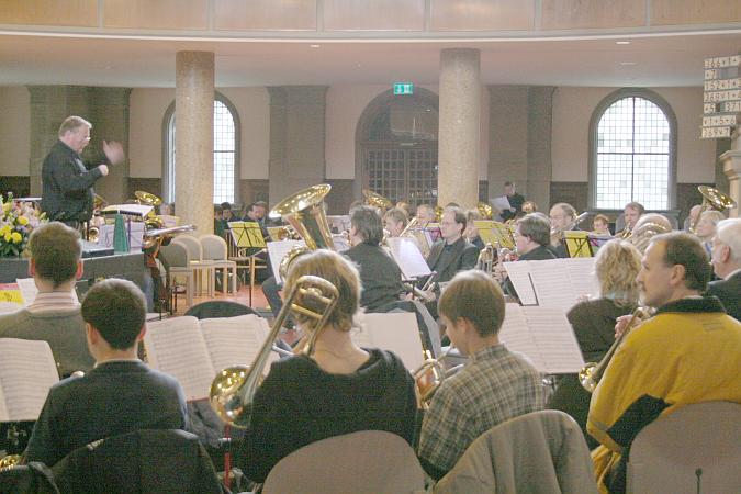 Q dirigiert den großen Chor
